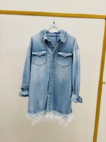 Chemise Denim Oversize à Finition Dentelle – Casual Chic & Féminin – Image 2