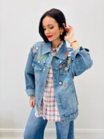 Veste Denim Oversize à Pins & Badges – Esprit Vintage & Urbain