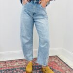 Jean Coupe Barrel Délavé Clair – Modernité & Confort Tendance