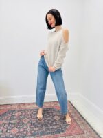 Pull Asymétrique en Maille Douce – Épaule Dénudée & Élégance Naturelle – Image 2