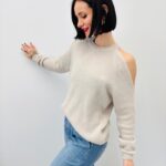 Pull Asymétrique en Maille Douce – Épaule Dénudée & Élégance Naturelle