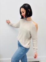 Pull Asymétrique en Maille Douce – Épaule Dénudée & Élégance Naturelle