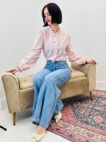 Blouse En Coton Brodé À Col Froncé Et Boutonnage Délicat – Image 7