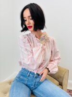 Blouse En Coton Brodé À Col Froncé Et Boutonnage Délicat – Image 5