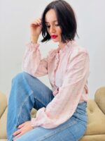 Blouse En Coton Brodé À Col Froncé Et Boutonnage Délicat – Image 6