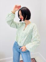Blouse En Coton Brodé À Col Froncé Et Boutonnage Délicat – Image 4