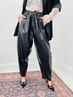 Pantalon En Simili Cuir À Taille Élastiquée Et Coupe Moderne – Image 4