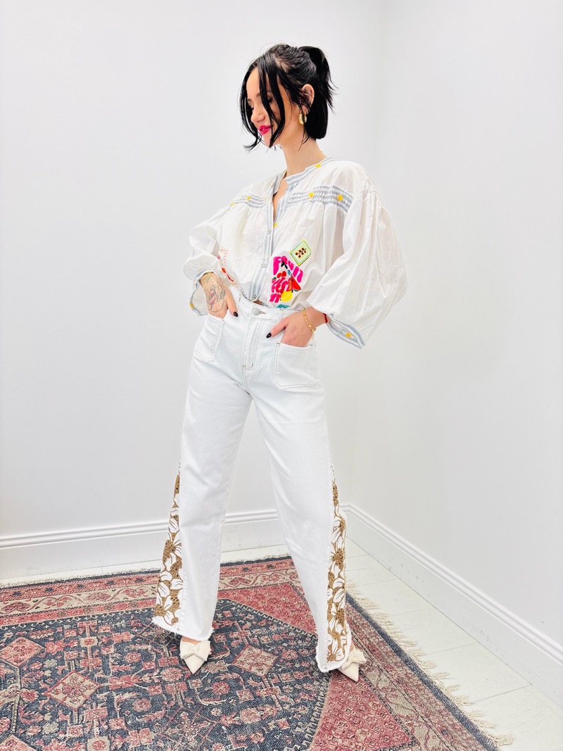 IMG_7676 Chemise Blanche À Patchs Colorés & Message Dos – Esprit Bohème Fun – Image 1