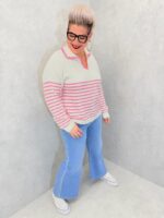 Pull rayé écru et rose avec col polo contrasté – Grande Taille – Douceur graphique et style casual chic – Image 3