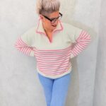 Pull rayé écru et rose avec col polo contrasté – Grande Taille – Douceur graphique et style casual chic