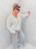 Gilet en maille douce écru avec boutons cœur dorés – Grande Taille – Élégance cocooning et féminité – Image 8