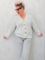 Gilet en maille douce écru avec boutons cœur dorés – Grande Taille – Élégance cocooning et féminité – Image 7