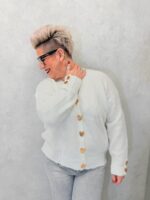 Gilet en maille douce écru avec boutons cœur dorés – Grande Taille – Élégance cocooning et féminité