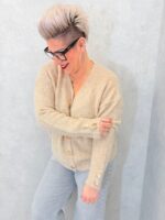 Gilet en maille douce écru avec boutons cœur dorés – Grande Taille – Élégance cocooning et féminité – Image 4