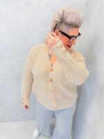 Gilet en maille douce écru avec boutons cœur dorés – Grande Taille – Élégance cocooning et féminité – Image 3