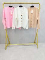 Gilet en maille douce écru avec boutons cœur dorés – Grande Taille – Élégance cocooning et féminité – Image 2