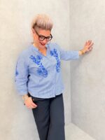 Blouse imprimée fleurs bleues en coton – Grande Taille – Élégance naturelle et confort respirant – Image 3