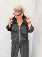 Veste fluide zippée à poches – Grande Taille – Élégance fonctionnelle et confort moderne – Image 5