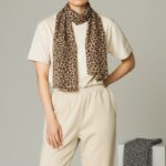 Écharpe Léopard À Motifs Cœurs – Élégance Sauvage Et Féminine