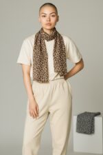 Écharpe Léopard À Motifs Cœurs – Élégance Sauvage Et Féminine