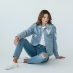 Veste Denim à Détails Cœur – Esprit Casual & Tendance