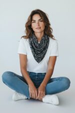 Triangle Bandana En Soie & Coton Motif Graphique – Image 3