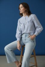 Chemise Rayée Bleue À Empiècement Structuré Et Manches Amples