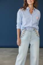 Chemise Rayée Bleue En Coton Avec Broderies Colorées Et Cœur Brodé – Image 4