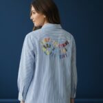 Chemise Rayée Bleue En Coton Avec Broderies Colorées Et Cœur Brodé