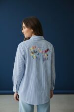 Chemise Rayée Bleue En Coton Avec Broderies Colorées Et Cœur Brodé