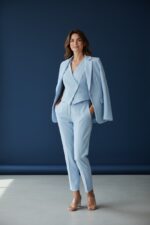 Gilet Tailleur Sans Manches Bleu Ciel À Coupe Croisée HIPPOCAMPE – Image 4