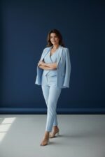 Pantalon Tailleur Bleu Ciel À Coupe Droite Et Ligne Élancée – Image 4