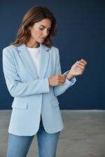 Blazer Tailleur Bleu Ciel À Coupe Structurée Et Ligne Élégante