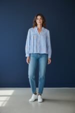 Chemise Rayée Bleue En Coton Avec Broderies Délicates Et Col Froncé – Image 3