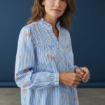Chemise Rayée Bleue En Coton Avec Broderies Délicates Et Col Froncé