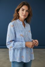 Chemise Rayée Bleue En Coton Avec Broderies Délicates Et Col Froncé
