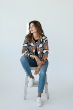 Veste Courte Graphique À Motif Floral Stylisé – Image 2