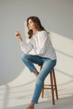 Chemise Rayée en Coton à Volants – esprit romantique et élégance naturelle