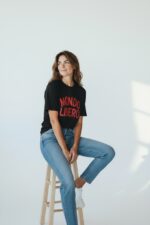 T-Shirt À Épaulettes À Message Graphique – Image 2