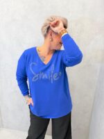 Pull Grande Taille à Col V “Smile” Strass – Douceur & Bonne Humeur
