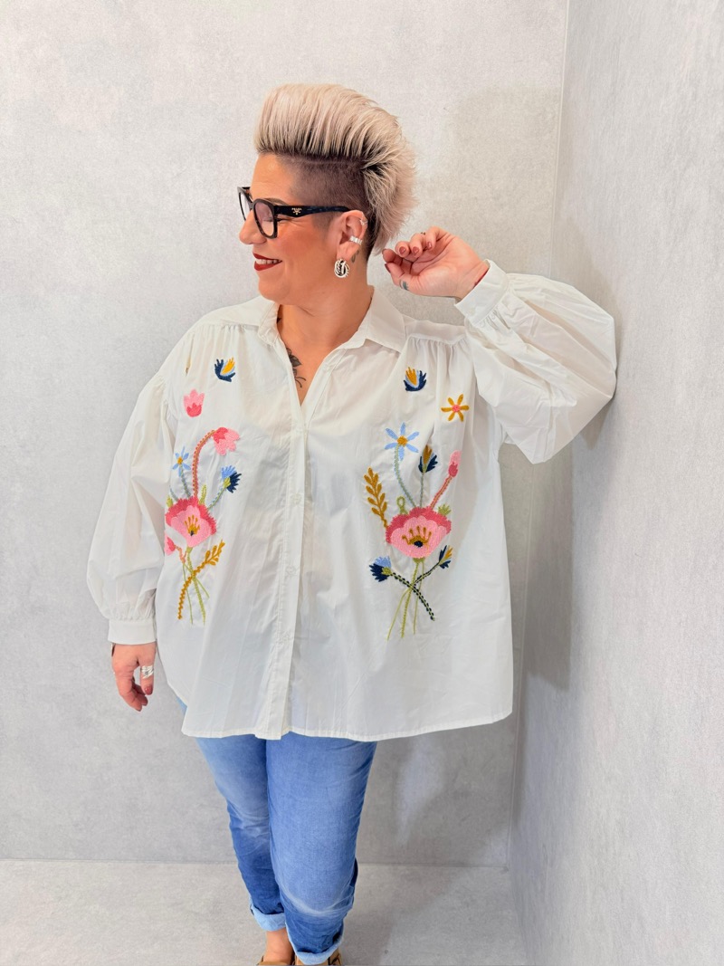 faa243e9-ffa6-4943-bcac-0120b7dce164 Chemise Grande Taille En Coton À Broderies Florales Colorées – Image 1