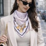 Carré Satin Imprimé Élégant Motif Chaînes & Fleurs