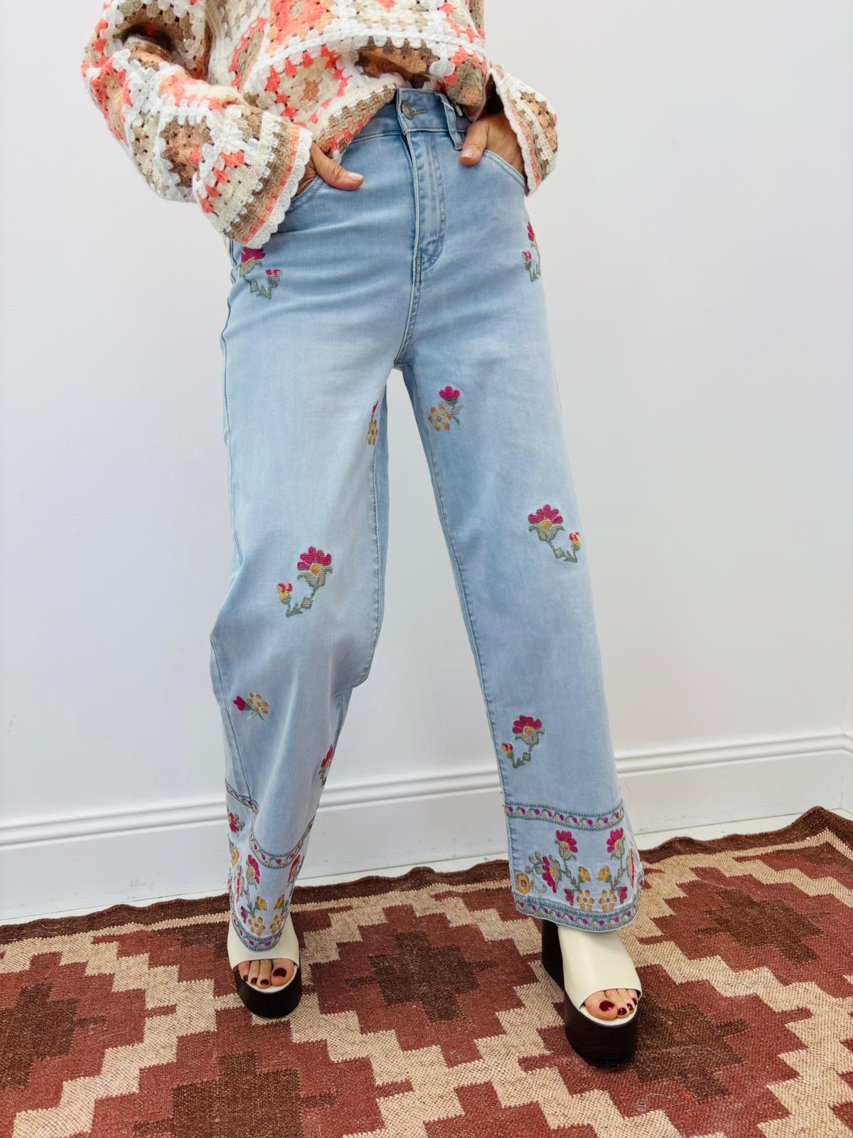 7f563740-e8ee-4779-b1f5-1d271d0f1155 Jean Wide Leg Brodé Floral Esprit Bohème Chic – Image 1