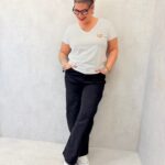 T-Shirt Col V À Cœur Doré – Élégance Minimaliste Grande Taille