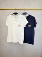 T-Shirt Col V À Cœur Doré – Élégance Minimaliste Grande Taille – Image 3