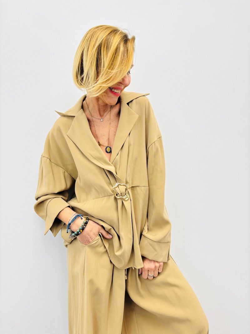 IMG_3736 Chemise Fluide À Boucle Bijou Élégance Minimaliste – Image 1