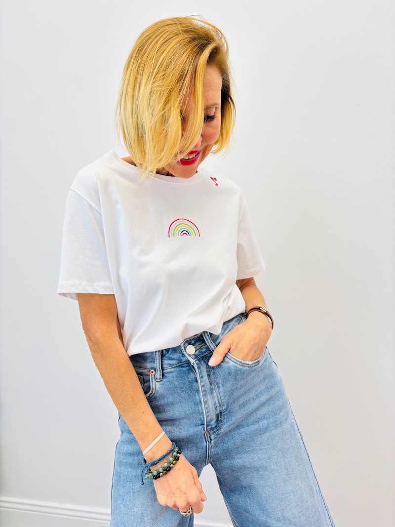 IMG_4235 T-Shirt Arc-En-Ciel Brodé – Minimalisme Lumineux – Image 1