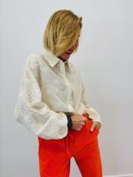 Chemise Brodée Élégance Romantique & Détails Ajournés – Image 2