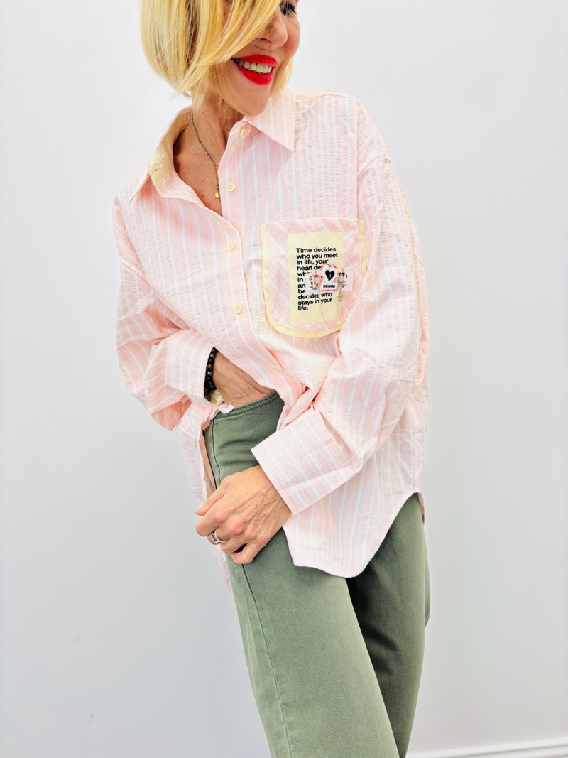 IMG_4348 Chemise Rayée Détail Poche Message Douceur Pastel – Image 1