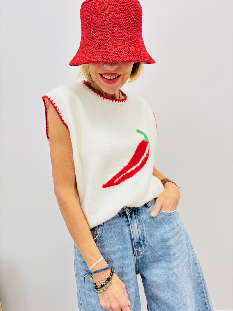 IMG_4519 Pull Sans Manches Maille Douce Motif Piment Rouge – Image 1